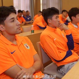 亚博体育平台-足球竞赛新规将于本月起实行，山东泰山全队召开研讨会共同学习
