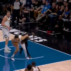 斯宾塞-琼斯抢篮板锁喉麦丹，双方险些爆发冲突被拉开