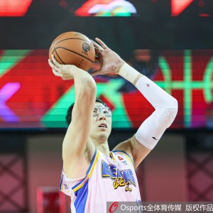 亚博体育平台-状态不错但罚球还是没谱！周琦半场6中4拿到11分7板 连丢4次罚球