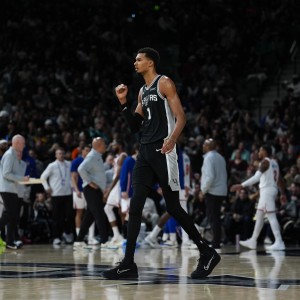 亚博游戏官网-米奇：文班出场时间得看他的恢复 会慢慢增加但短期不会打40分钟